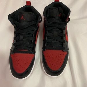 GREAT CONDITION* AIR JORDAN 1 MID